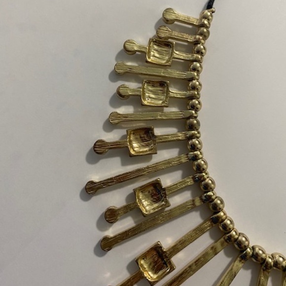 💋Free with $100 Purchase - Gold Bib Necklace - Picture 7 of 7